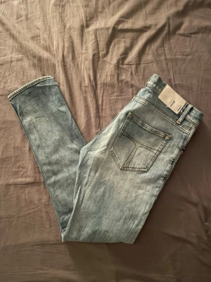 Tiger of Sweden jeans - Ljusblåa tiger of sweden jeans i fint skick. Storlek 31/32. Priset kan diskuteras.