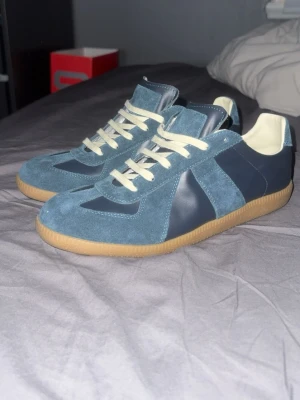 Maison margiela Gats  - Säljer nu dessa riktigt feta skor från maison margiela! De är väldigt bra bevarade och i perfekt skick! Sjävklart äkta . Storlek 42,5 | Färg Navy | Pris 3299 men såklart diskuterbart 🙌🙌