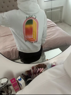 Casablanca Hoodie  - Hej! Säljer min riktig fräscha Casablanca Hoodie i vit färg. Väldigt fint skick|9/10| Stolek M/ modellen är 1.80| äkta| kvitto tillkommer ~ DMa💥