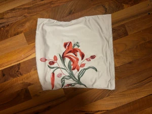 Blom topp - En topp med en vacker blomma på. Den skulle säkert även kunna användas som en kjol då den inte har några band.🥰🥰