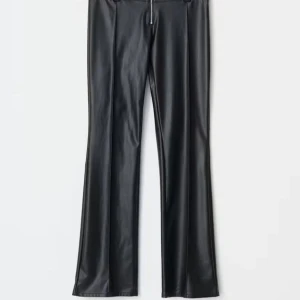 Svarta bootcut byxor i skinnimitation - Snygga svarta byxor från Gina young i läderimitation som är bootcut och  lågmidja står de på hemsidan. Byxorna har dragkedja framtill och bälteshällor och midjemått rakt över är 34,5 cm och innerbenslängd är 75 cm. Hör av dig vid frågor eller intresse 💗