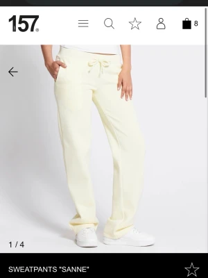 Ljusgula mjukisbyxor med snörning - Säljer ett par ljusgula mjukisbyxor från 157 med raka ben och dragsko i midjan. Byxorna har ribbad midja, sidofickor och är tillverkade i mjuk bomullsmix. Perfekta för chill dagar eller när du vill vara extra bekväm.