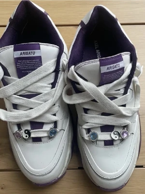 Vita sneakers från Axel Arigato - V200 sneaker Från arigatos hemsida kvitto finns 45 knappt använda Nypris 2700 