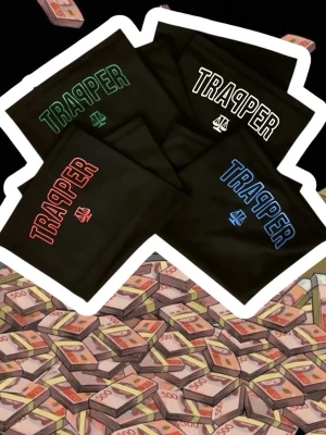 Svarta masker med Traqper-tryck - Säljer fler mask/halsdukar från TRAPPER med stort tryck framtill i olika färger: grön, vit, röd eller blå.  1=429kr                                  2=750kr                              3=1000kr.                                   Finns i Stockholm 