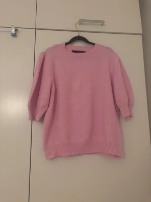 Kortärmad stickad - !skriv gärna innan köp! Jättefin rosa stickad tröja med ”puffiga” ärmar från Vero Moda❣️ strl M men är lite mindre i storleken. Nästan helt ny