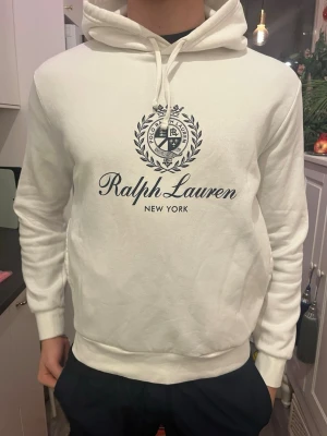Ralph Laurent Hoddie limited  - Storlek M knappt använd . Tvättad 1 gång. Modell 186 79 kg