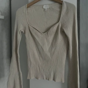Ribbad beige topp med v-ringning - Jättesöt tröja från H&M. Den är väldigt elegant men enkel, passar till en middag eller ett finare kompis/skäkt-träff🥰