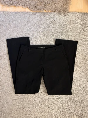 Svarta kostymbyxor från BikBok - Kostymbyxor i modellen Vera från bikbok, har inga bilder på!