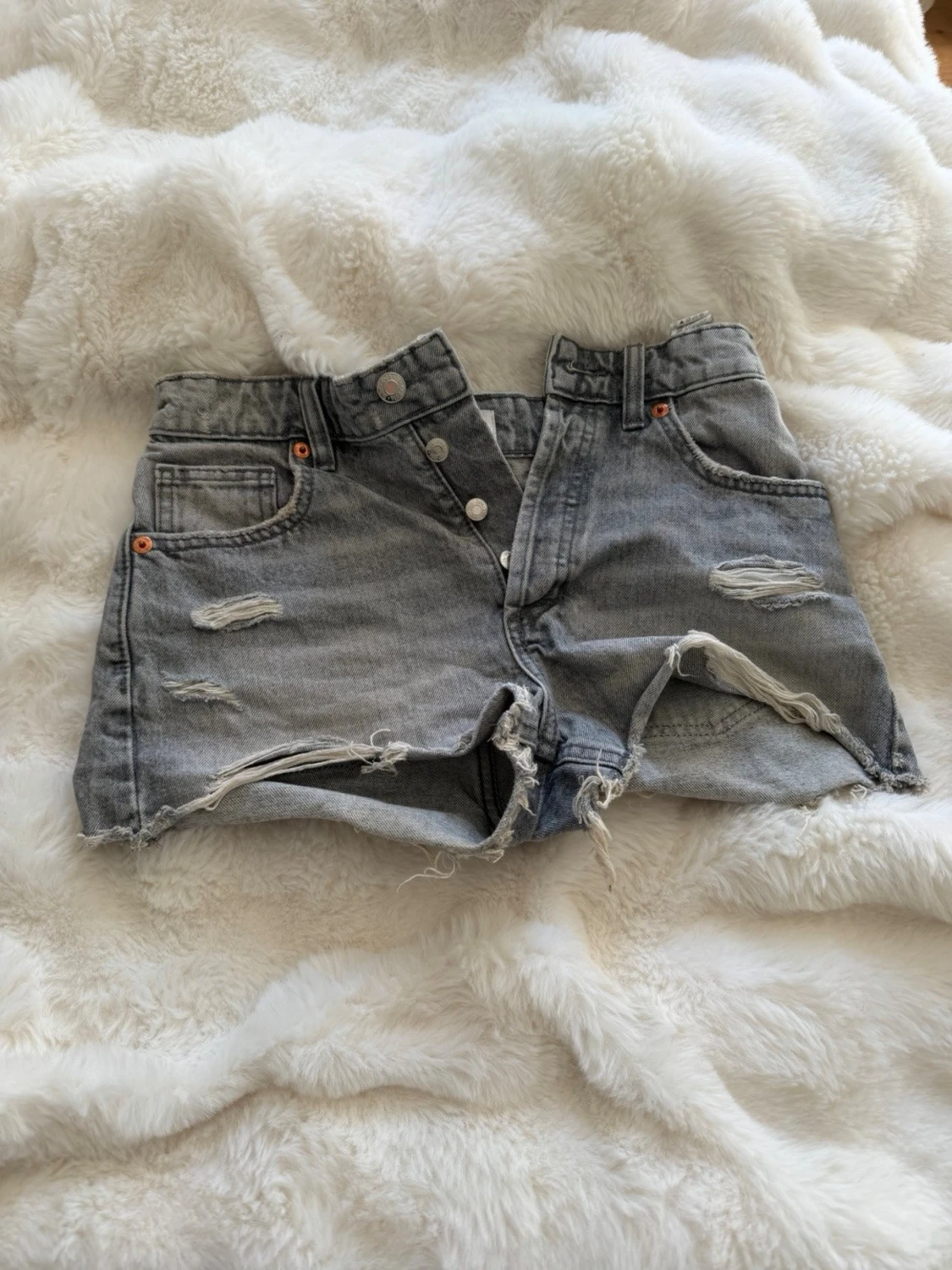 Grå denim shorts med slitningar