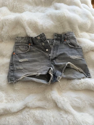 Grå denim shorts med slitningar - Säljer ett par grå denim shorts från Zara💕