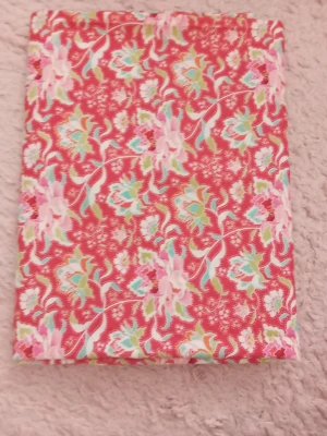 Tyg - Tyg som köptes på Panduro för ett antal år sedan. Det är ganska stort, rekommenderar att man skickar meddelande för de exakta måtten. Vet inte vad det är för slags material, känns som bomull men kan inte garantera något.