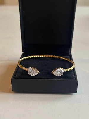 Heart bracelet  - The bracelet is never used and 100% rust- and nickel-free. The bracelet is  adjustable so it will fit everyone! If you have any questions, feel free to reach out ☺️