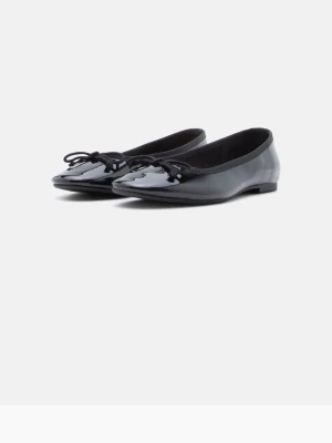 Svarta lackballerinaskor Anna Field - Snygga svarta ballerinaskor från Anna Field i glansigt lackmaterial. Skorna har rund tå, dekorativ rosett framtill och låg klack. Perfekta för en stilren look och lätta att matcha med olika outfits. Använda 1 gång! 