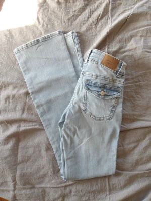 Low bootcut jeans - Så fina jeans som tyvärr är för små för mig och därav oanvända!💗