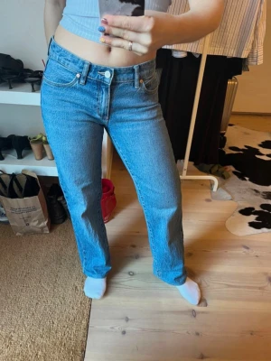 Låga raka jeans från Abrand - Nypris 1000kr!! Sytt upp dem lite i butik. Se storlek på sista bilden. 