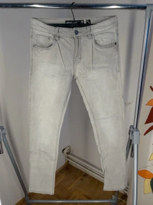 Gråa Jeans - jätte snygga och fräscha jeans från Indicode, endast använda ett par gånger! storlek W30 L32