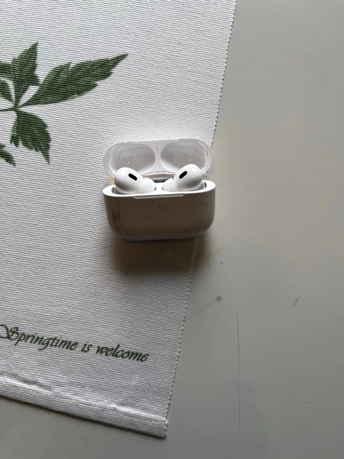 Apple AirPods Pro med laddningsetui - 1