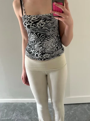 Yoga pants - De är lite genomskinliga (kan vara för att det är för små för mig!). Och eftersom det är vita kan det finnas lite små fläckar här och där som inte går bort i tvätten (men det syns bara om man kollar noggrant/letar efter det).