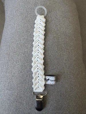 Virkad napphållare  - Virkad, vit napphållare, virkad av mig i 100% bomullsgarn med metallclips och silikonring.  Mönsterskapare: animo.design
