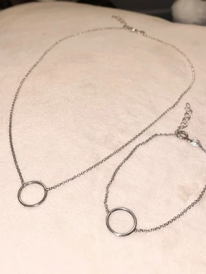 Halsband & armband set - Set med både halsband och armband 🤍 båda är i 925 sterlingsilver och armbandet är ca 6,5-7cm långt❣️använt fåtal gånger - Billigare vid snabb affär - skicka ett prisförslag! 