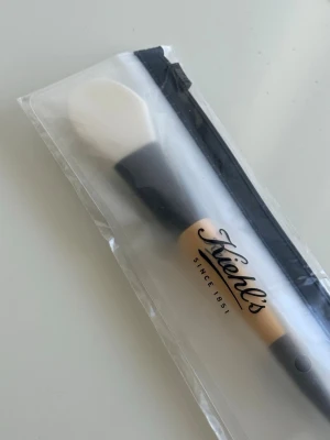 KIEHLS BORSTE  - Helt ny borste från märket Kiehl’s, till ansiktsmasker.