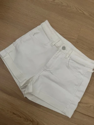 Vita jeansshorts  - Super fina vita jeansshorts, aldrig använda!💕