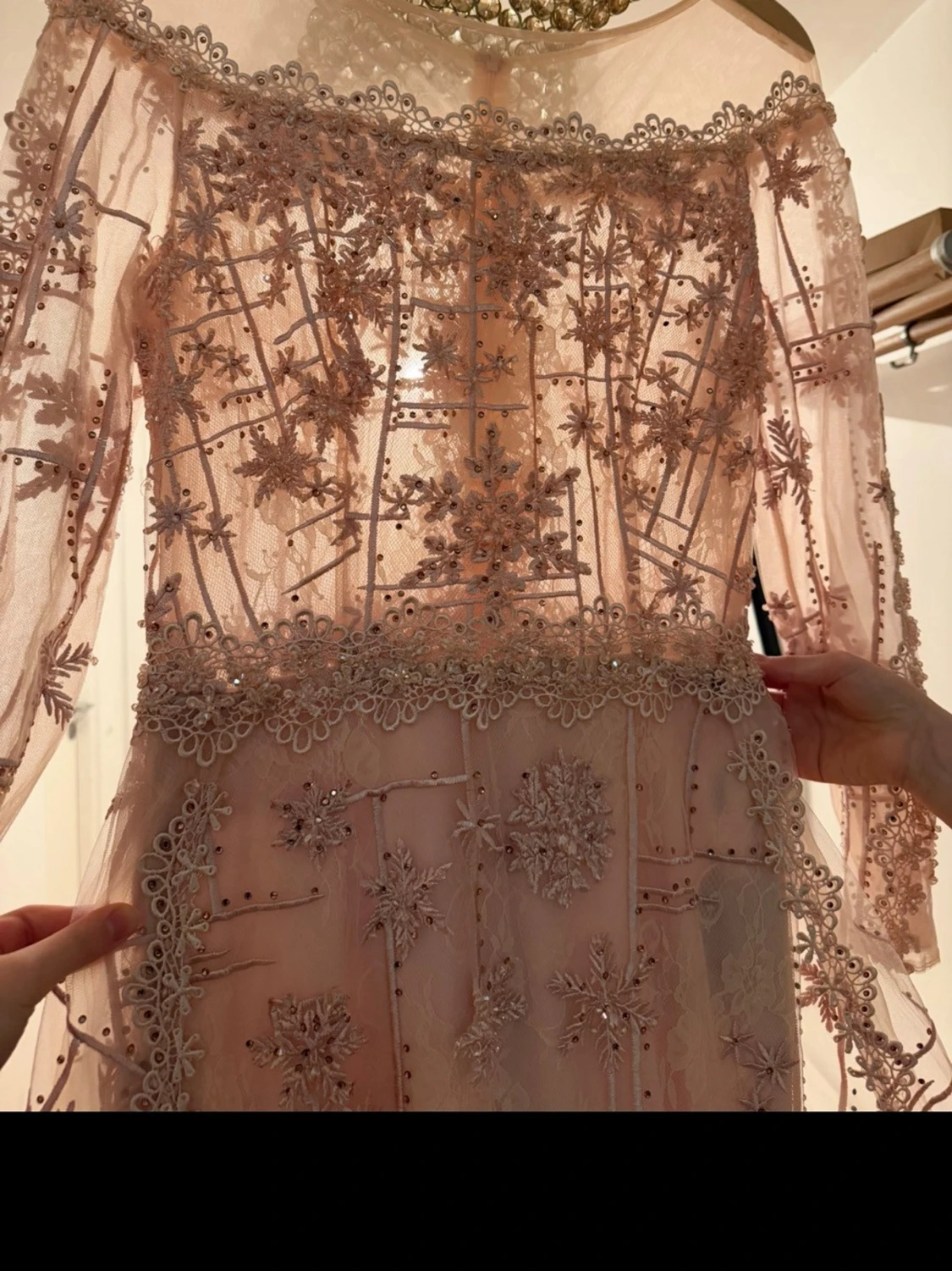 Ljusrosa långklänning med spetsdetaljer - 6