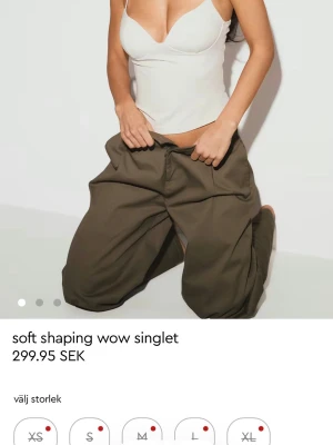 Gina tricot shaping singlet - Säljer den trendiga vita shaping linnetopp med smala axelband från gina i storlek M. Helt ny aldrig använd❤️