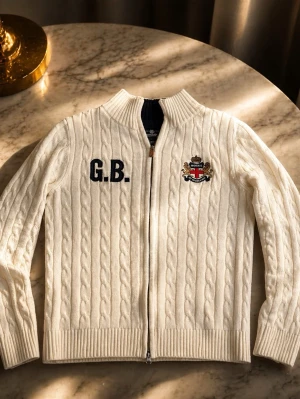 Morris gents cableknit tröja  - Säljer en stilren och exklusiv zip-tröja från Morris Gent’s i klassisk off-white färg. Elegant kabelstickad design med fina detaljer som brodyr och hög krage – en tidlös modell som ger en lyxig och välklädd känsla.  Perfekt för både vardag och mer uppklädda tillfällen. Kvaliteten känns direkt – en riktig premiumplagg som håller stilen år efter år.  🧵 Storlek: Small 🎨 Färg: Off-white / krämvit 👌 Skick: Mycket fint skick 💰 Pris: 749 kr  En riktigt snygg och exklusiv tröja för dig som vill ha något