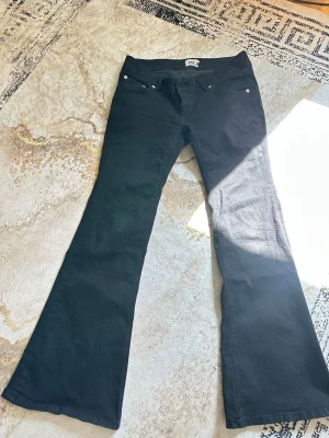 Svarta jätte lågmidjade  bootcut jeans från lager 157  - Säljer ett par svarta bootcut jeans från lager157  passar till dig som älskar lågmidjat använda en gång eftersom jag klarar inte av att ha låg midjade byxor som sagt storlek L passar som M också jag har storlek M och dem passade jätte bra 