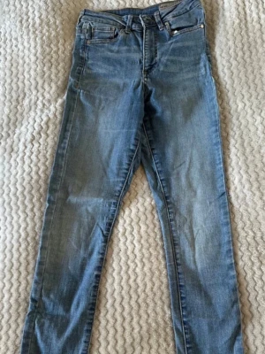 High rise skinny jeans. - Storlek : XXS : 30 & köpta på vero moda. 🌸använts några fåtal gånger men inga defekter på dem. 🌸