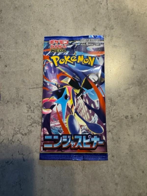 1st Pokémon ”NinjaSpinner” booster pack - 1st helt nytt & fabriksförseglat Pokémon ”NinjaSpinner” booster pack! Samfraktar vid köp av fler varor :)
