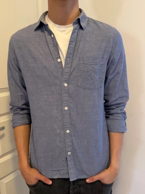 NN07 Skjorta - Säljer denna feta linneskjortan från NN07. Perfekt för varmare väder. Storlek S, modellen är 187, 75kg.