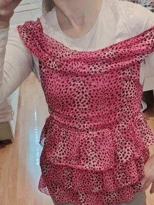 Rosa volangblus med leopardmönster💖 y2k - Supersöt rosa blus med volanger och leopardmönster🥺 . Blusen har en lös passform och är tillverkad i ett lätt material. Perfekt för dig som vill sticka ut med en färgglad och trendig topp💖 Aktig y2k! Passar S kanske bäst. Brand sägs, se foton👋🏻 