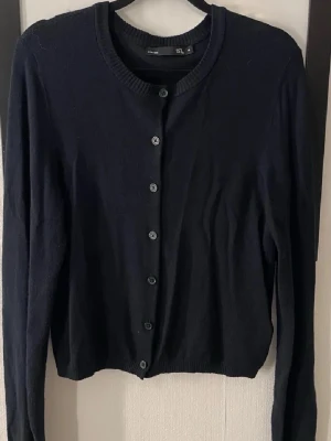 Kofta  - En svart kofta från lager 157. Aldrig andvänd ingen prislapp. 