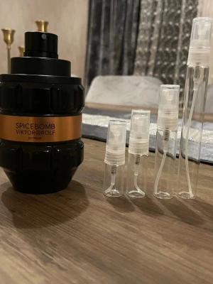 Spicebomb Extreme från Viktor & Rolf - Spicebomb Extreme från Viktor & Rolf är en parfym i en cool, svart och orange flaska som liknar en granat. Flaskan är robust och har en modern design med tydlig logga på etiketten. Perfekt för dig som gillar kryddiga och intensiva dofter.