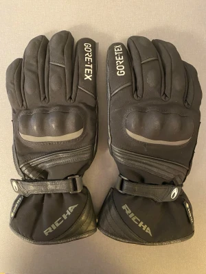 Richa MC-handskar Gore-Tex dam  - Richa MC-handskar Gore-Tex dam.                       Vind- och vattentäta MC-handskar med bra grepp och skydd. Dam stl 8. Nyskick, oanvända.