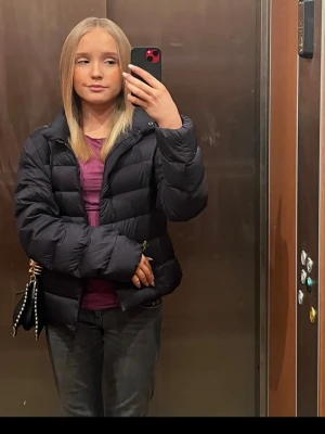Uniqlo pufferjacka  - Jacka från Uniqlo i nyskick. Jag använde den bara några gånger förra året och har inte använt den på väldigt länge. Den är i nyskick, och jag har även kvar påsen/dustbag som den kom med. Jag köpte den för 1200 kronor 
