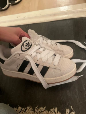 Adidas Campus vita sneakers - nya campus 00 använt 2 ggr men vill gå upp en strl. svarta skosnören medföljer☺️