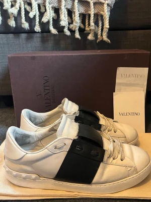 Valentino opens - Snygga valentino opens i storlek 41, det är i bra skick och har endast några små defekter som knappt snyns.  Om du har någon fundering är det bara att höra av dig!  Box ingår ej