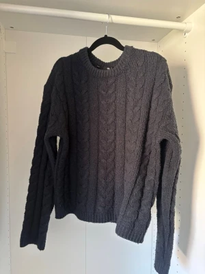 Mörkblå kabelstickad tröja  - Börjar bli nopprig vilket syns på bild, i övrigt fint skick