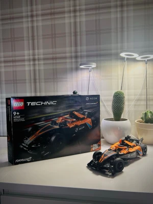 LEGO Technic McLaren Formula E bil - Säljer en LEGO Technic McLaren Formula E bil, modell 42169. Bilen är byggd i svart och orange plast med detaljerade dekaler och pull-back funktion. Perfekt för dig som gillar racing och teknik. Passar från 9 år och uppåt.