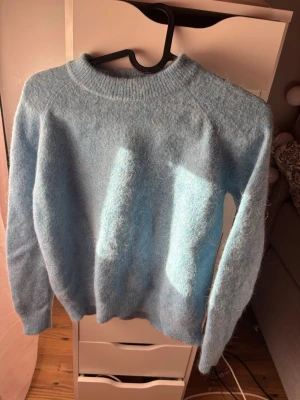 Stickad tröja  - Fint skick, men liten i storlek. 