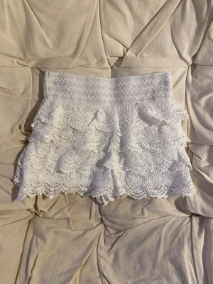 Spetsshorts - Vita spetsshorts