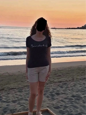 T-shirts från Bondelid - Säljer T-shirts från Bondelid med vit logotyp på bröstet. T-shirten har rund halsringning och korta ärmar. De är gjorda i mjuk bomull och har en superfin passform som sitter snyggt på kroppen. Perfekt för dig som gillar stilrena basics. T-shirtsen har knappt använts och är i nyskick! 