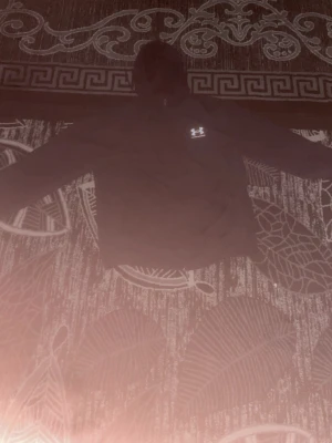 Svart vindjacka från Under Armour - Säljer en svart vindjacka från Under Armour med huva och reflekterande logga på bröstet. Jackan är tillverkad i lätt och ventilerande polyester med meshfoder, perfekt för blåsiga dagar. Klassisk passform och dragkedja framtill.