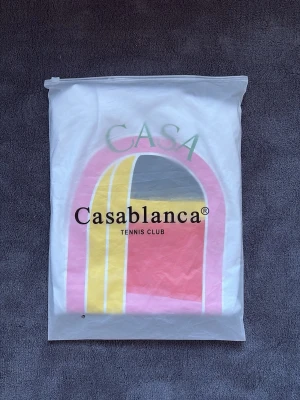 Casablanca t shirt - Statement t-shirt från Casablanca med stort färgstarkt tryck på ryggen. Modern design som verkligen sticker ut och ger en exklusiv streetwear-känsla.  Perfekt för dig som vill ha något unikt och trendigt.  Storlek: S passar M Skick: mycket bra skick