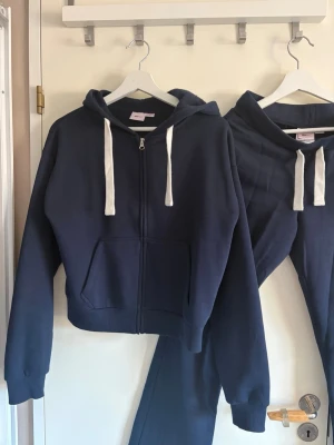 Marinblått mjukis-set från Gina Tricot - Mjukisset från Gina Tricot i mörkblå färg. Setet är helt nytt