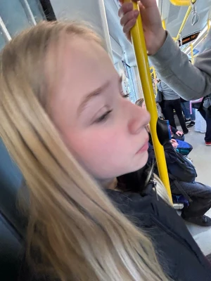 Fin råtta - Säljer en svart pufferjacka med hög krage och stilren design. Jackan är vadderad och passar perfekt för kalla vinterdagar. Den har en klassisk pufferlook och är enkel att matcha med olika outfits. Märke och material är ej synligt.