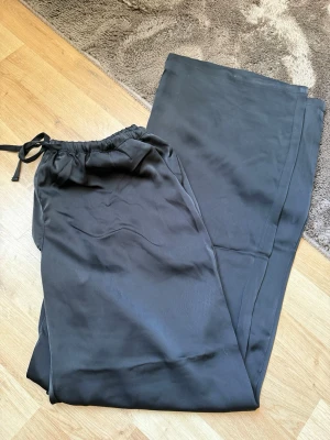 Satinbyxor madlady - Aldrig använd, som ny. Storlek s/regular